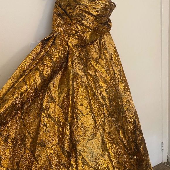 Beautiful Teuta Matoshi gown - Picture 3 of 6